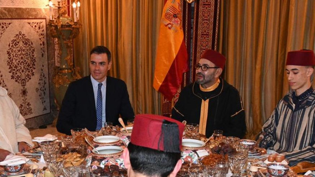 El Rey Mohamed VI, preside el 'iftar' (comida de ruptura de ayuno) con Pedro Sánchez y otras autoridades