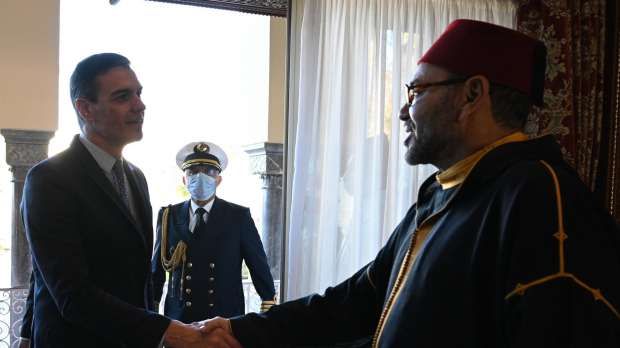 El presidente del Gobierno español, Pedro Sánchez, saluda al rey Mohamed VI de Marruecos