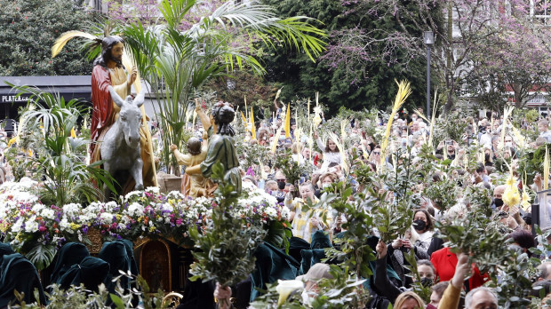 Dos procesiones «bulliciosas y coloridas» abren hoy el Domingo de Ramos de la Semana Santa de Ferrol, después de dos años de parón por la pandemia. Los dos desfiles organizados por las cofradías de las Angustias y de Dolores rememoran la entrada de Jesús en Jerusalén y en ambos casos se celebrará, antes de que comience a caminar la Cruz de Guía, la bendición de las palmas y los ramos