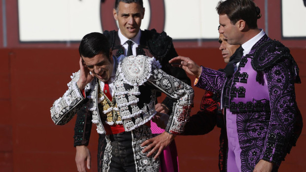 El torero Emilio de Justo se queja tras su cogida en Las Ventas