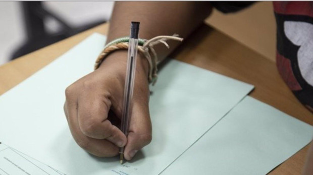 Alumna realizando un examen de Selectividad