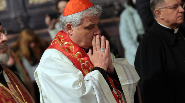 El jefe de la Iglesia greco-católica ucraniana (UGCC) Sviatoslav Shevchuk, el limosnero de Su Santidad, el cardenal Konrad Krajewski, enviado del Papa Francisco a Ucrania, y el arzobispo Mechyslav Mokshytskyi (de izquierda a derecha) participan en una oración ecuménica para poner fin a la guerra y restaurar la paz en Ucrania en la Archicatedral Basílica de la Asunción de la Santísima Virgen María
