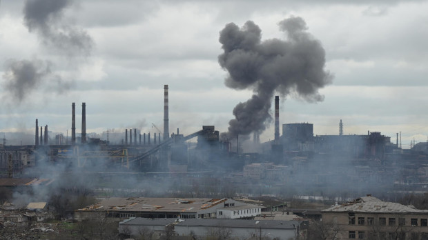 El humo se eleva sobre la empresa siderúrgica Azovstal, en Mariúpol