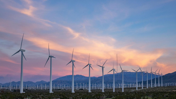 Las energías renovables como la eólica tienen más producción con el buen tiempo