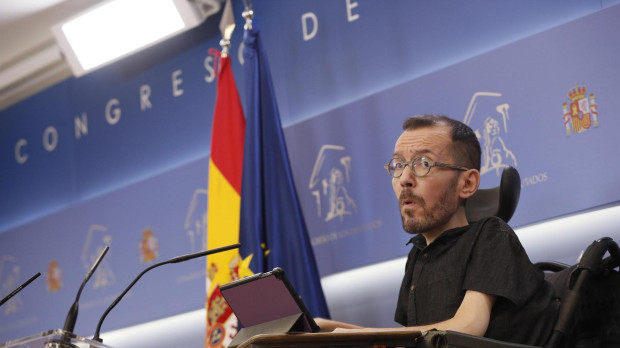 El portavoz de Unidas Podemos, Pablo Echenique durante la rueda de prensa tras la Junta de Portavoces del Congreso celebrada este martes