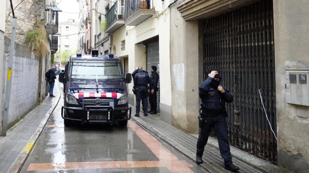 Los Mossos durante el operativo de detención en Igualada