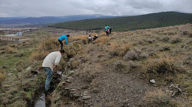 Voluntarios de MemoLab trabajando en una acequia de la Alpujarra granadina