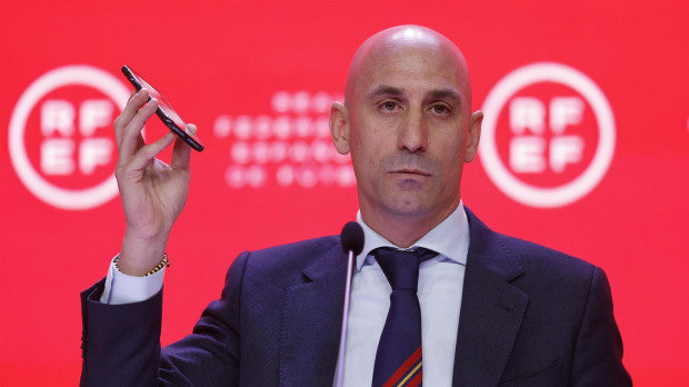 El presidente de la RFEF, Luis Rubiales, sostiene el teléfono que denunció haberle sido hackeado.