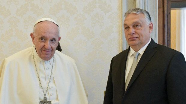 El Papa Francisco junto al primer ministro húngaro, Viktor Orbán