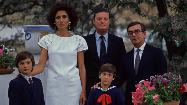 El duque de Feria, Rafael de Medina y Fernández de Córdoba y Nati Abascal con sus hijos Rafael y Luis Medina Abascal junto a Rafael Anson durante un posado en su casa circa 1984