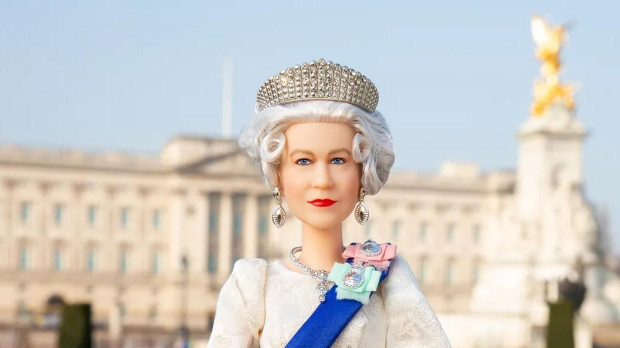 Mattel creó una barbie en honor a la monarca británica para celebrar su cumpleaños número 96, y los 70 años que lleva en el trono.