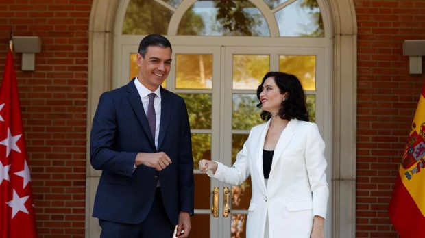 El presidente del Gobierno, Pedro Sánchez recibe a la presidenta de la Comunidad de Madrid, Isabel Díaz Ayuso