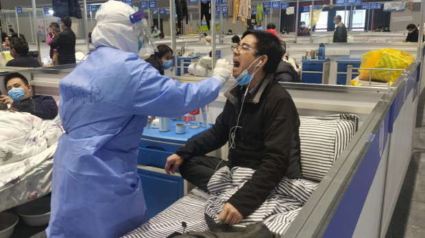 La viceprimera ministra china Sun Chunlan, enviada por el Gobierno central a Shanghái, pidió a las autoridades locales que "no descansen" hasta rastrear, aislar y tratar a todos aquellos residentes que den positivo por covid