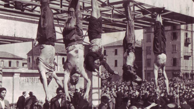 De izquierda a derecha, los cuerpos de Nicola Bombacci, Benito Mussolini, Claretta Petacci, Alessandro Pavolini y Achille Starace exhibidos en la plaza de Loreto de Milán en 1945