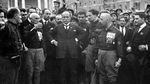 El líder fascista italiano Benito Mussolini, en el centro, con las manos en las caderas, con miembros del Partido fascista, en Roma, Italia, el 28 de octubre de 1922, luego de su Marcha sobre Roma