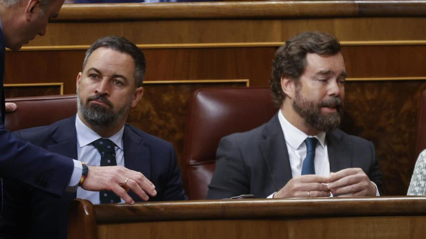 El líder de Vox Santiago Abascal (2i), junto a los diputados Iván Espinosa de los Monteros, Macarena Olona y Javier Ortega Smith el pleno celebrado este jueves en el Congreso.