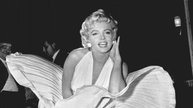 Marilyn Monroe poses over the updraft of New York subway grating while in character for the filming of " The Seven Year Itch " / " La tentacion vive arriba " ; in Manhattan on September 15, 1954.