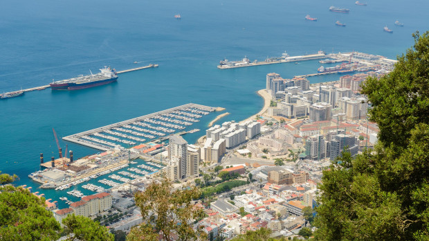 Gibraltar renuncia al rascacielos y reduce el tamaño del puerto deportivo que había previsto en la cara este del Peñón