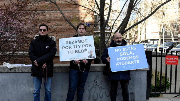 Los miembros de 40 días por la vida, una organización internacional provida, frente a una clínica en la que se practican abortos
