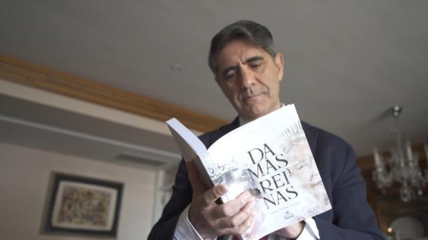 Manuel Ventero con el libro 'Damas y reinas'