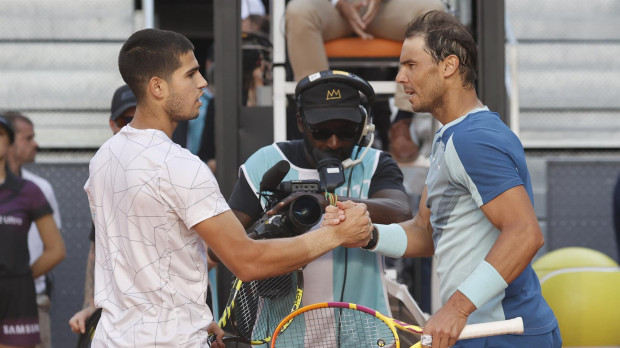 Alcaraz y Nadal se saludan al término del encuentro