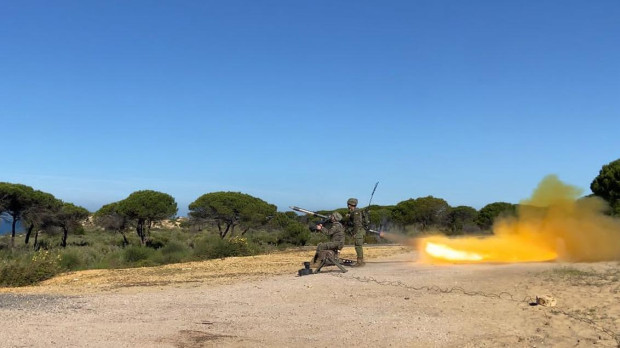 Un momento del lanzamiento del misil Mistral III en el campo de tiro de Mazagón (Huelva)