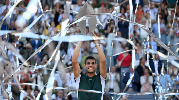 Carlos Alcaraz levanta el trofeo de campeón del Mutua Madrid Open