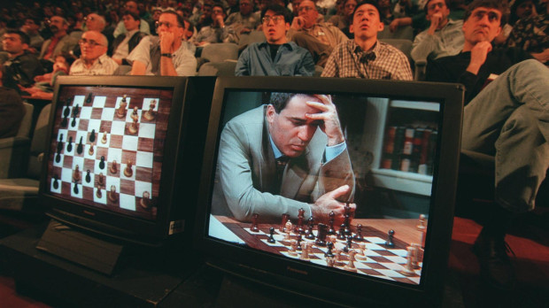 Garry Kasparov en una de sus partidas contra Deep Blue en 1997