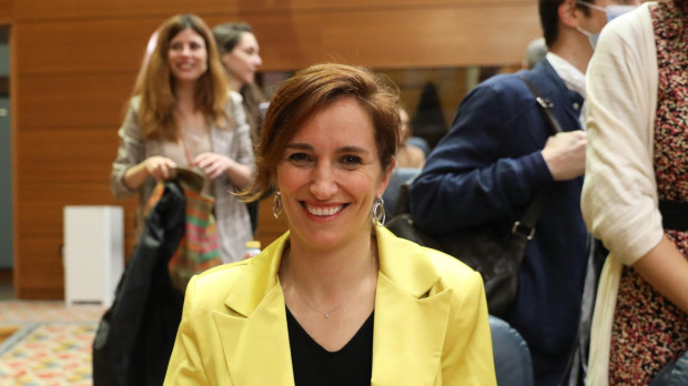 La portavoz de Más Madrid en la Asamblea de Madrid, Mónica García, posa en una sesión plenaria en la Asamblea de Madrid
