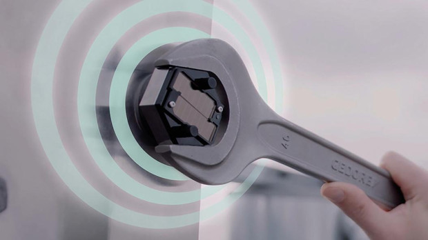 Los tornillos inteligentes transmiten los datos de fuerza de carga de forma inalámbrica