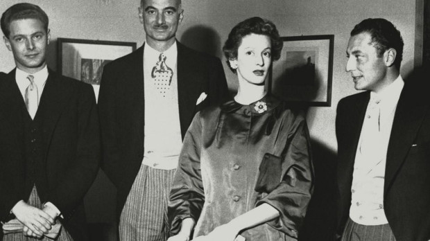 Giovanni Agnelli, el cuarto empezando por la izquierda, de la compañía de automóviles FIAT, con su esposa, Marella Caracciolo, el día de su boda en Turín, Italia, el 19 de noviembre de 1953