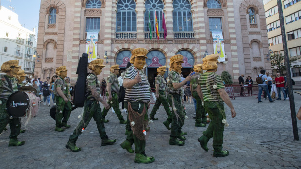 El Teatro Falla acoge a las 62 agrupaciones perteneciente al concurso del Carnaval de de Cádiz 2022