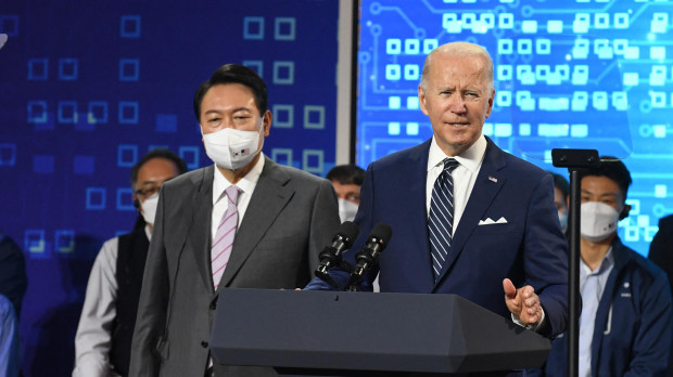 El presidente de EE.UU., Joe Biden junto a su homólogo de Corea del Sur, Yoon Suk-youl (izq.), durante su visita a una planta de Samsung