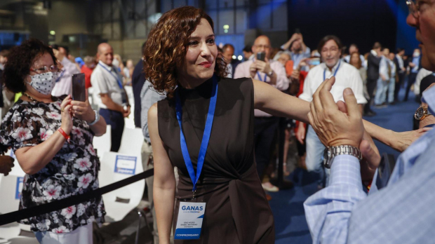 La presidenta de la Comunidad de Madrid, Isabel Díaz Ayuso (c), a su llegada al 17 Congreso Autonómico Extraordinario del PP que se celebra en el recinto IFEMA de Madrid