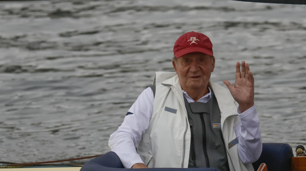 El Rey emérito Juan Carlos I a bordo del "Bribón", donde ha navegado este sábado a la espera de que las condiciones meteorologícas permitan competir en el trofeo InterRías de la clase 6m