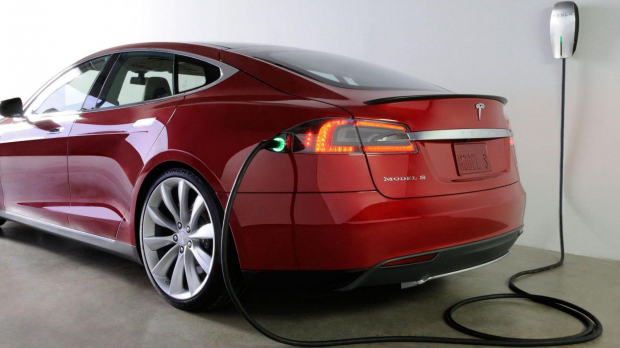 Un Tesla Model S en plena carga