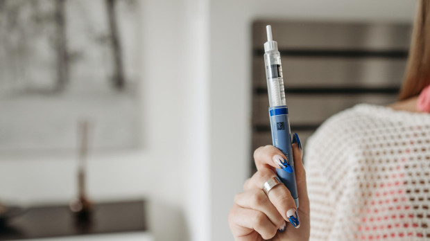 La bomba de insulina está diseñada para el suministro de insulina, a regímenes establecidos y variables, para el control de la diabetes