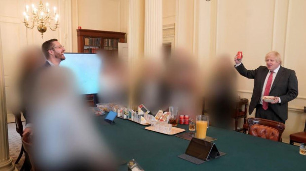El primer ministro británico, Boris Johnson, durante su fiesta de cumpleaños en plena pandemia