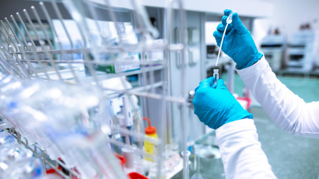 Científico trabajando en un laboratorio