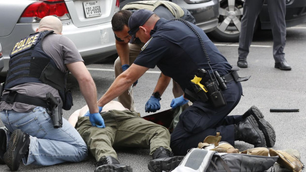 Un grupo de policías atiende al responsable de un tiroteo en Dallas en 2019