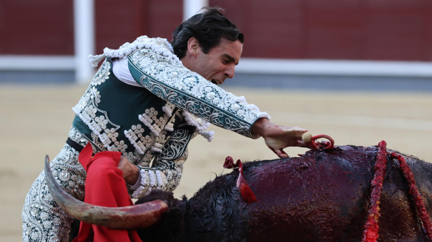 El diestro Juan Ortega en su faena durante la corrida de la Feria de San Isidro de este jueves