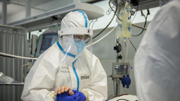 Una persona lleva un EPI para visitar a un paciente durante la pandemia del coronavirus