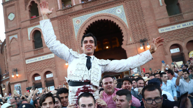 El diestro Ángel Tellez sale a hombros al término de la corrida de la Feria de San Isidro celebrada este viernes en la Plaza de Toros de Las Ventas, en Madrid