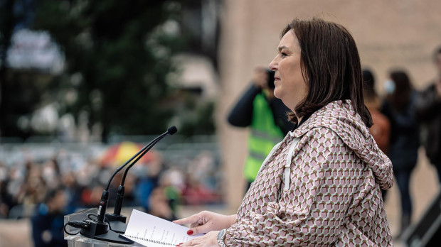 La presidenta del la AVT, Maite Araluce, interviene en una manifestación a favor de las víctimas del terrorismo