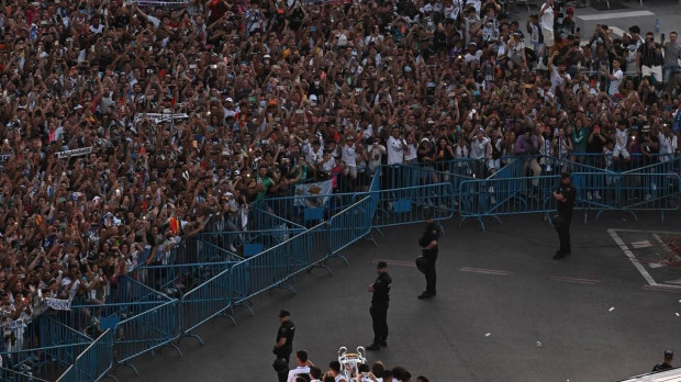 El autobús descapotable del Real Madrid, a su llegada a Cibeles