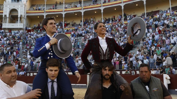 Guillermo Hermoso de Mendoza y Lea Vicens a hombros en Las Ventas