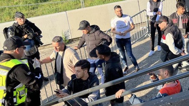 Primer acceso a Saint Denis con los vecinos del barrio esperando a la afición del Real Madrid