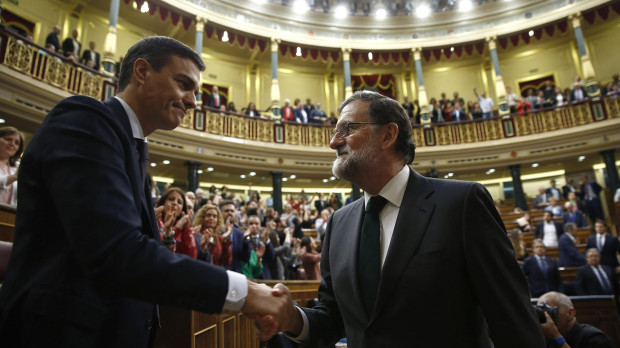 Rajoy felicita a Sánchez después de prosperar la moción de censura