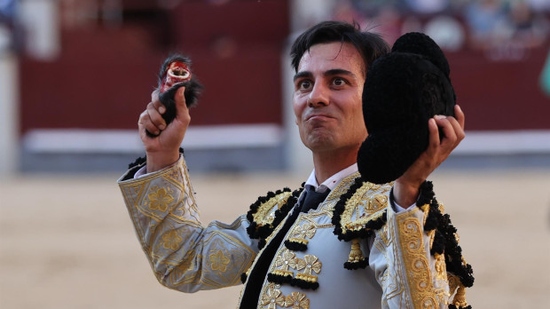Gómez del Pilar pasea la oreja de su primer toro en Las Ventas