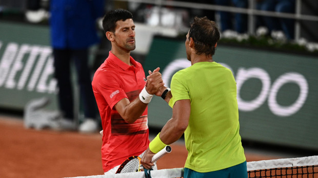 Djokovic y Nadal se saludan al final de su partido de cuartos en Roland Garros